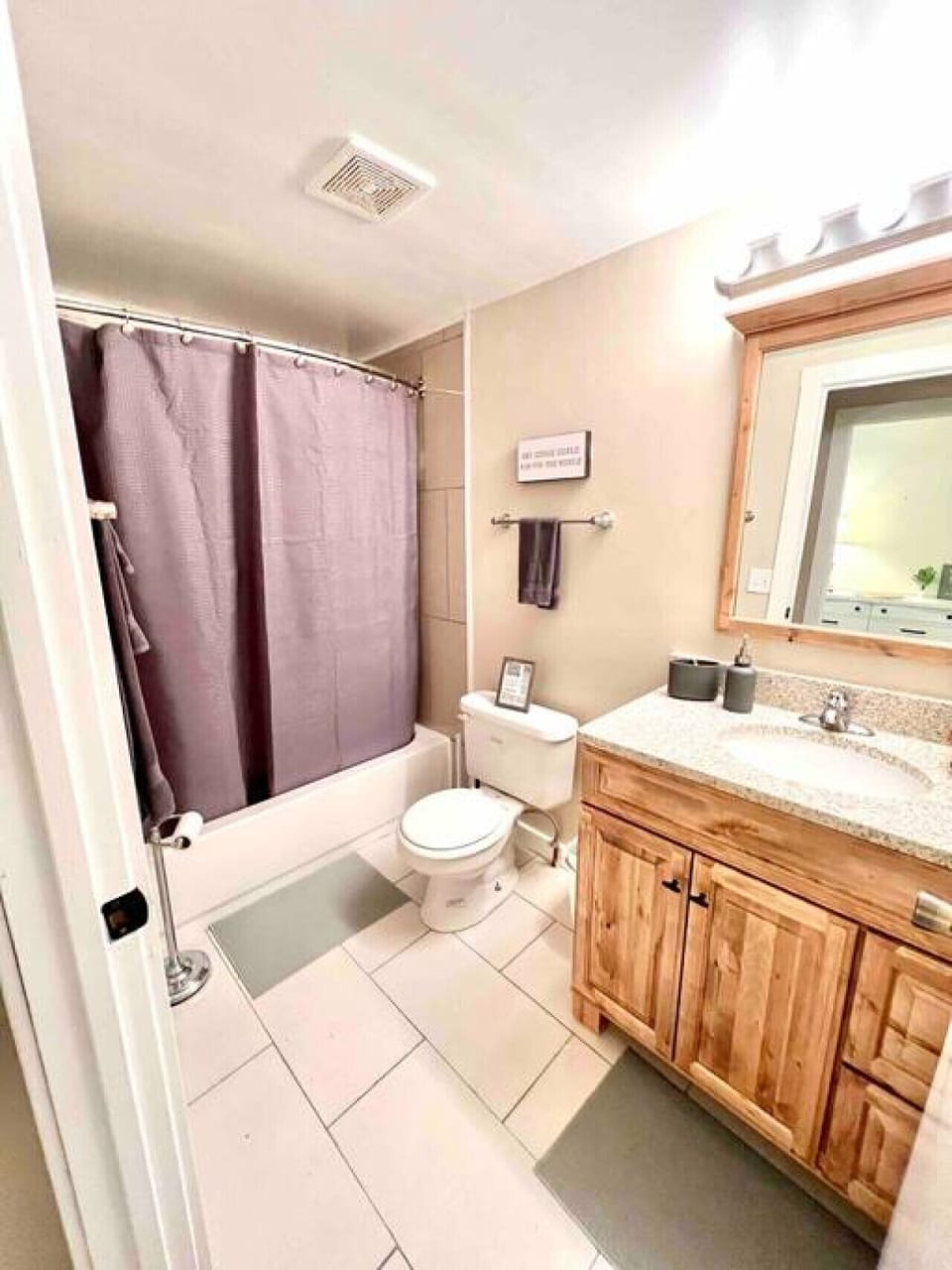 Guest suite: bathroom with tub