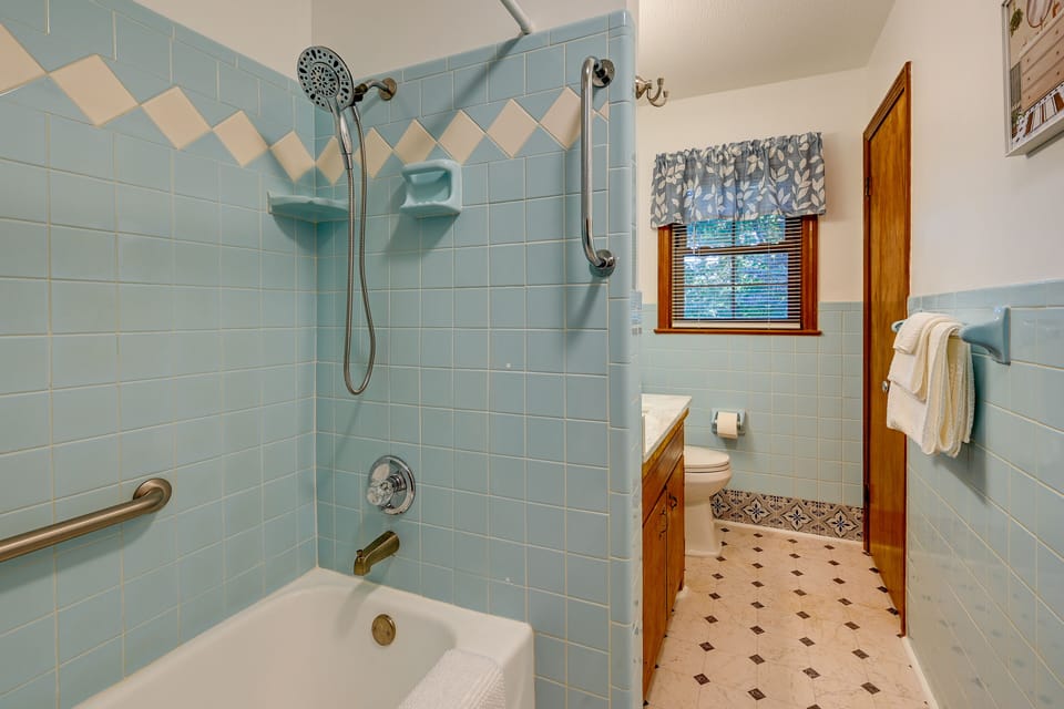 Full Bath | Towels | Hair Dryer | Complimentary Toiletries