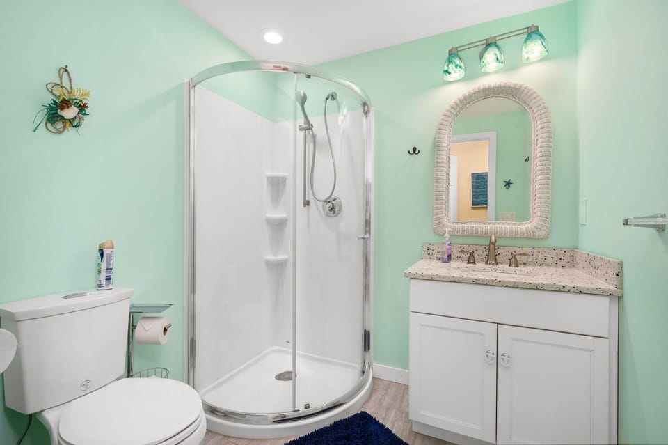 Bathroom: Full w/ stall shower