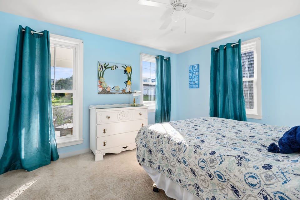 Bedroom 1: Queen