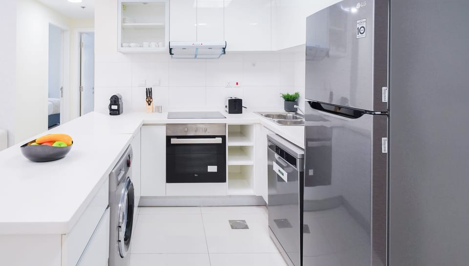 Deluxe Apartment | Private kitchen | Full-size fridge, microwave, oven, dishwasher