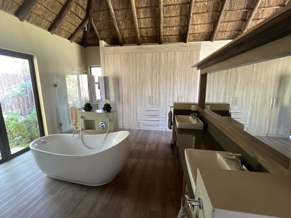 Comfort Chalet | Bathroom | Free toiletries