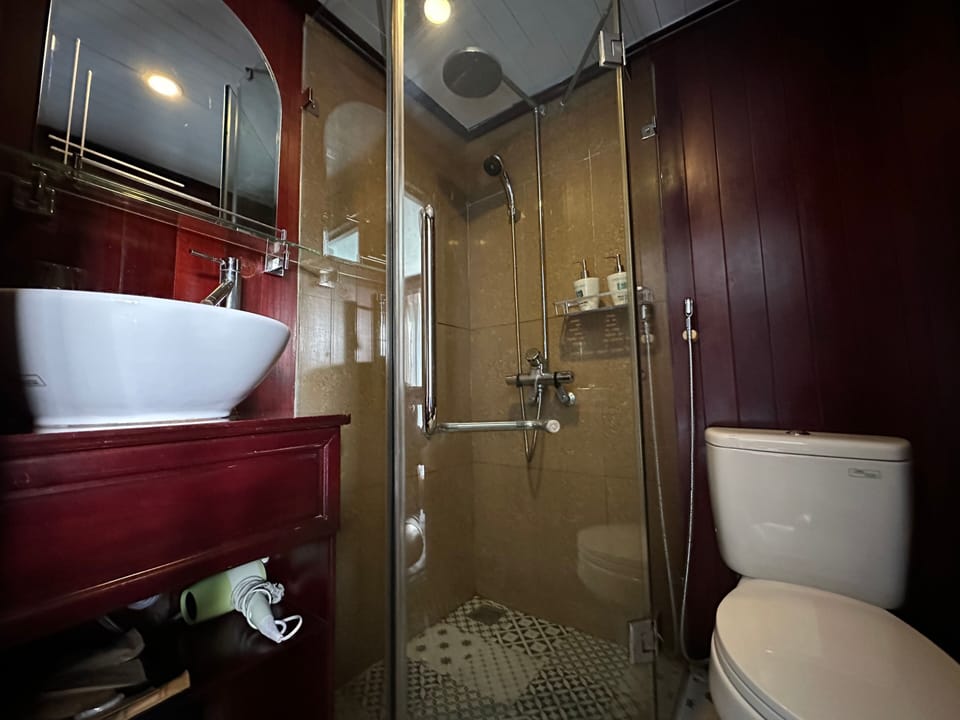 Deluxe Room, Bay View | Bathroom | Hair dryer, slippers, towels