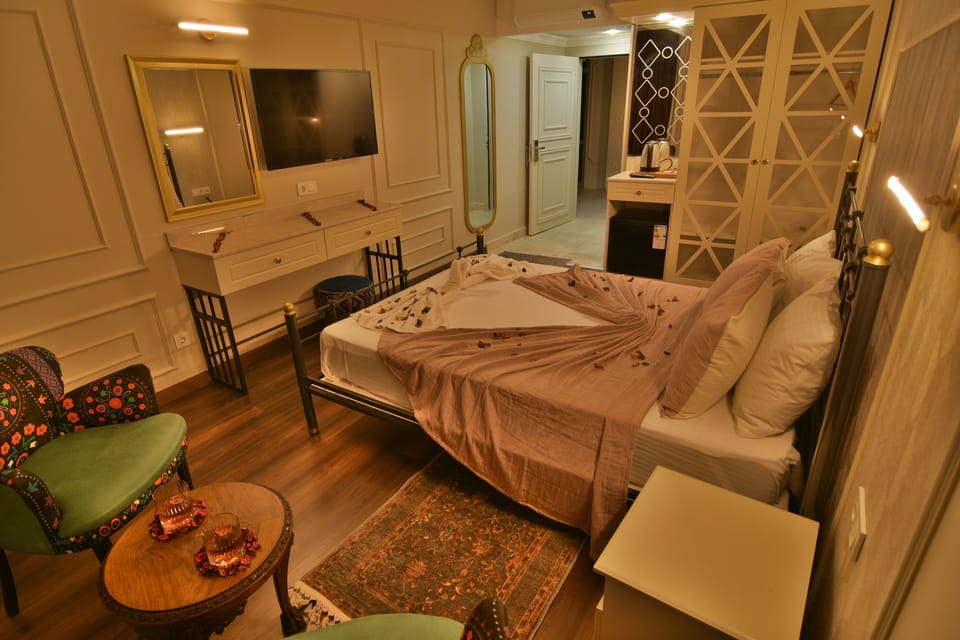 Standard Room | Egyptian cotton sheets, premium bedding, free minibar items, desk