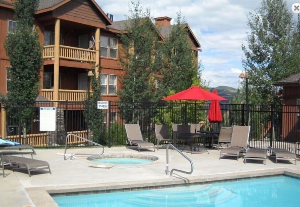 As our guest, you have access to the building`s inviting common pool. Whether you`re looking to take a refreshing dip, relax by the water, or simply soak up the sun, the pool area offers a great spot to unwind and enjoy your stay.