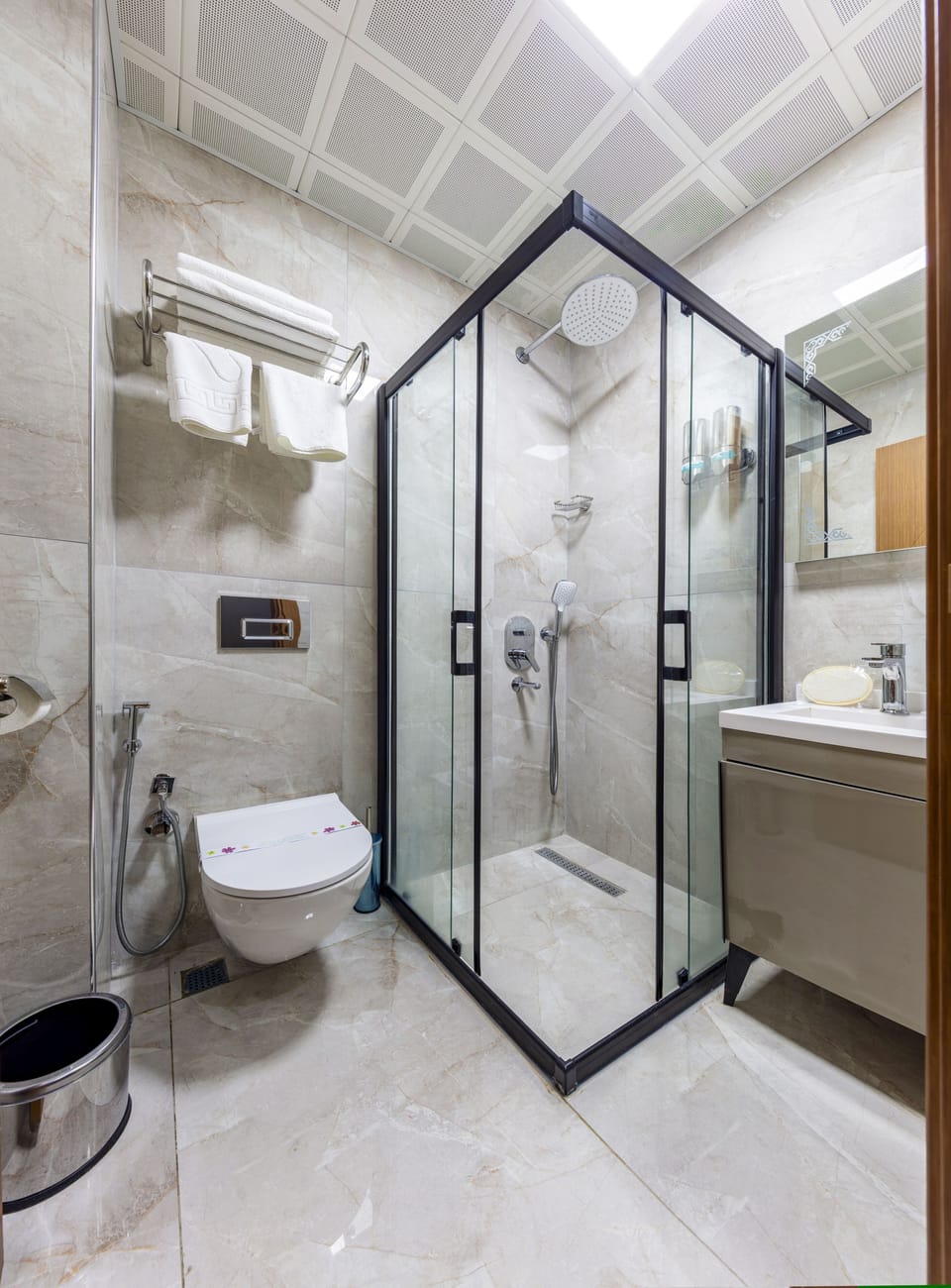 Family Room | Bathroom | Shower, rainfall showerhead, free toiletries, slippers