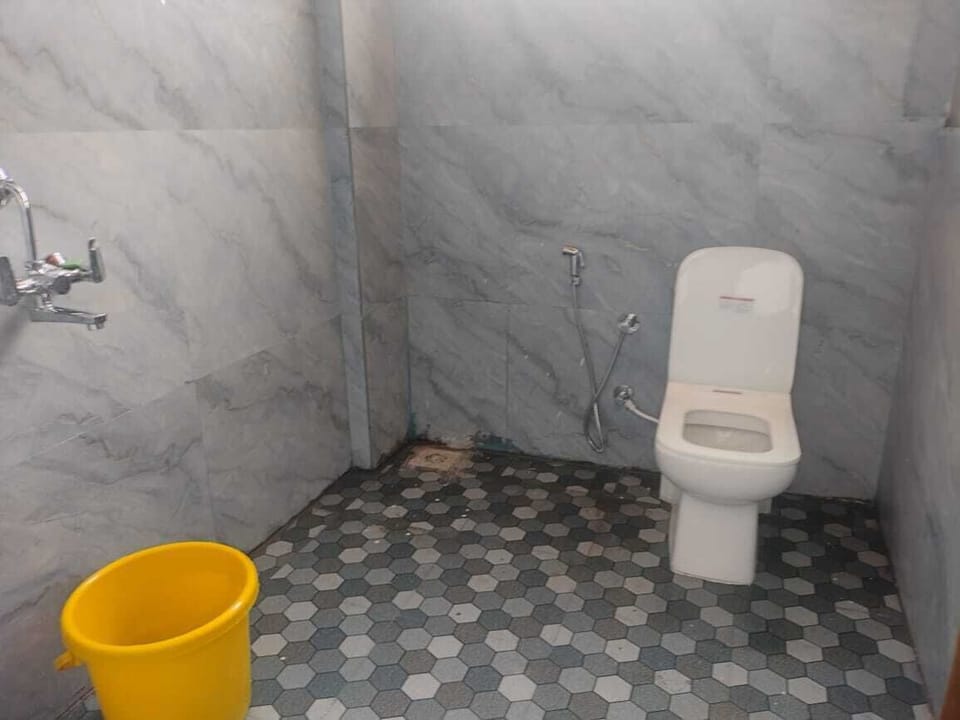 Deluxe Room | Bathroom | Hair dryer, slippers