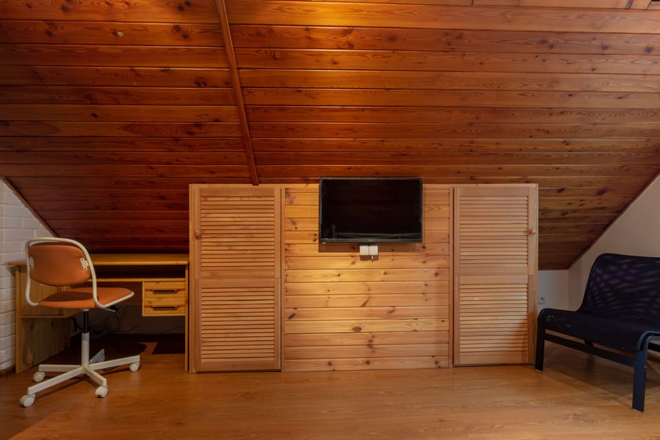 Memory foam beds, desk, laptop workspace, soundproofing