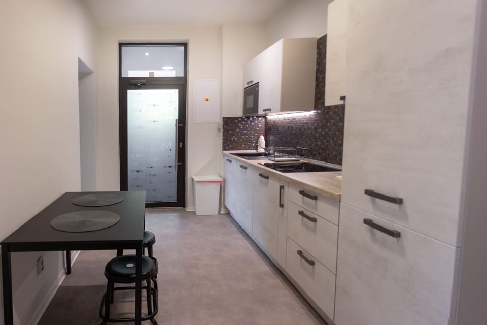 Full-size fridge, microwave, oven, stovetop