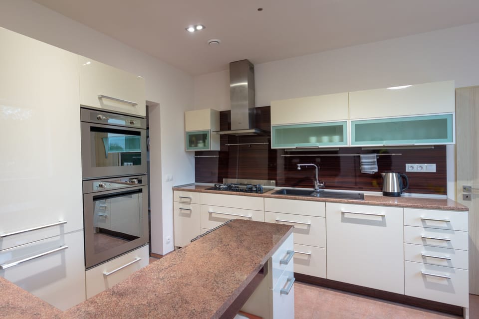 Full-size fridge, microwave, oven, stovetop