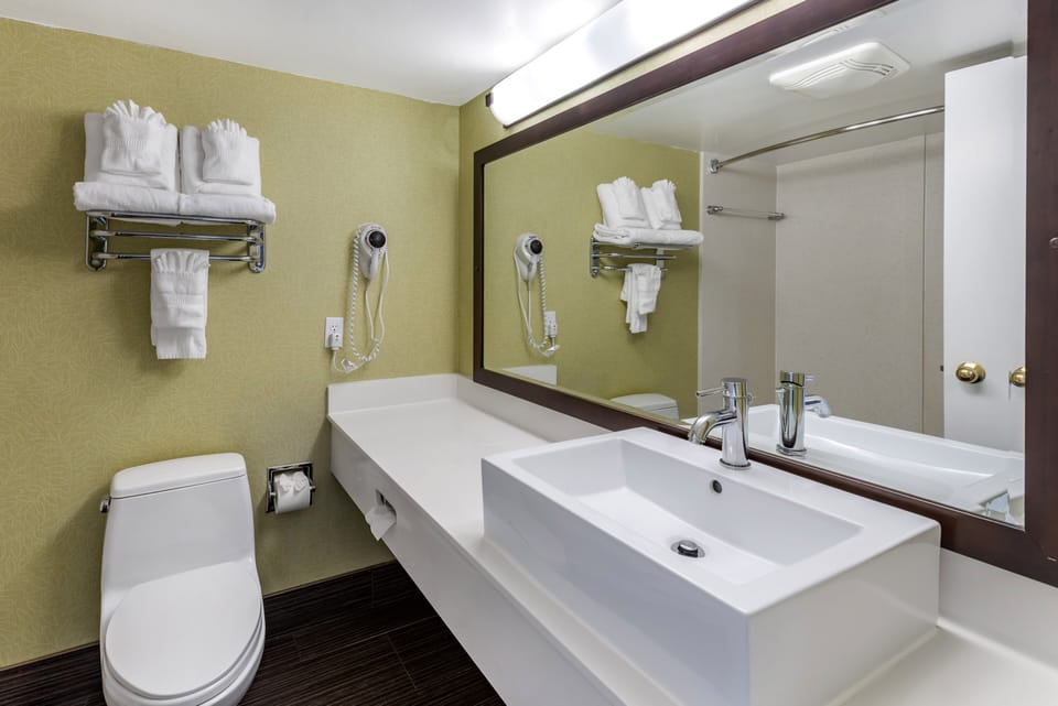 Combined shower/tub, hair dryer, towels