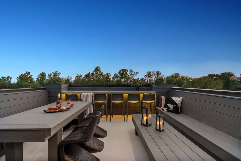 Rooftop Deck | Outdoor Dining Seating and Smart TV | Rooftop