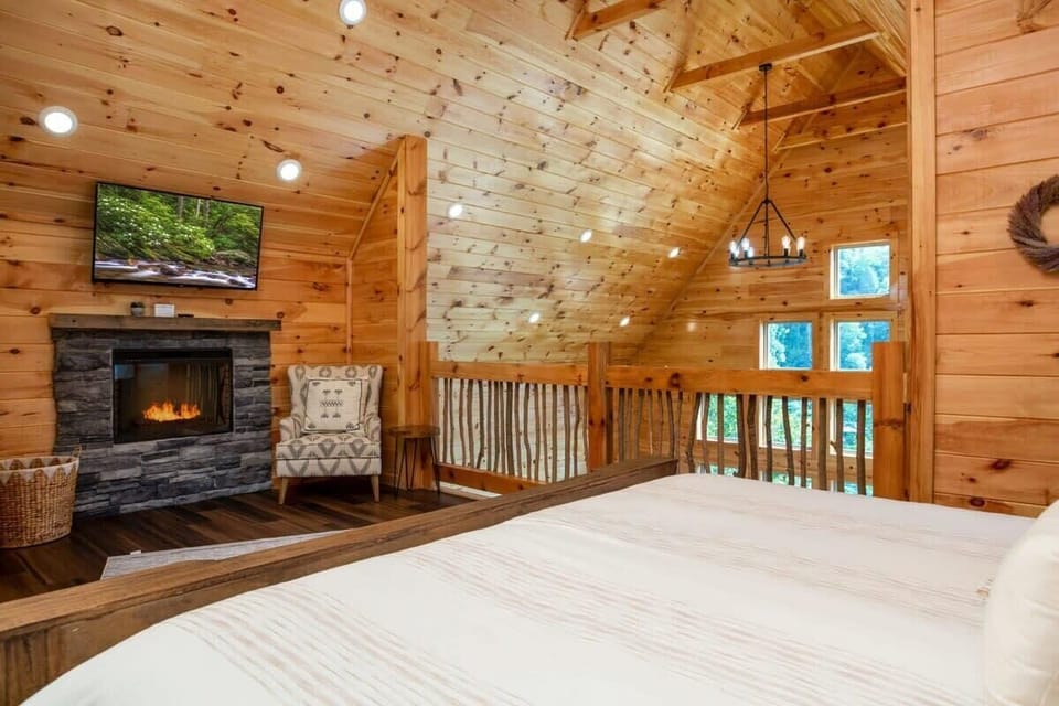 Comfy King Bed Loft With Gas Fireplace (seasonal) And Smart TV!