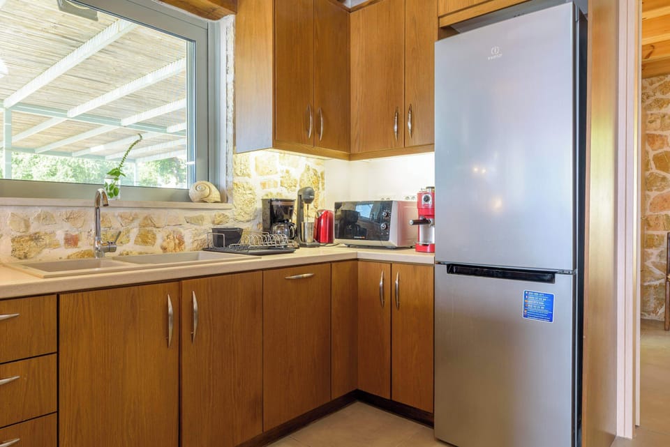 Fully Equipped Traditional-Style Kitchen

