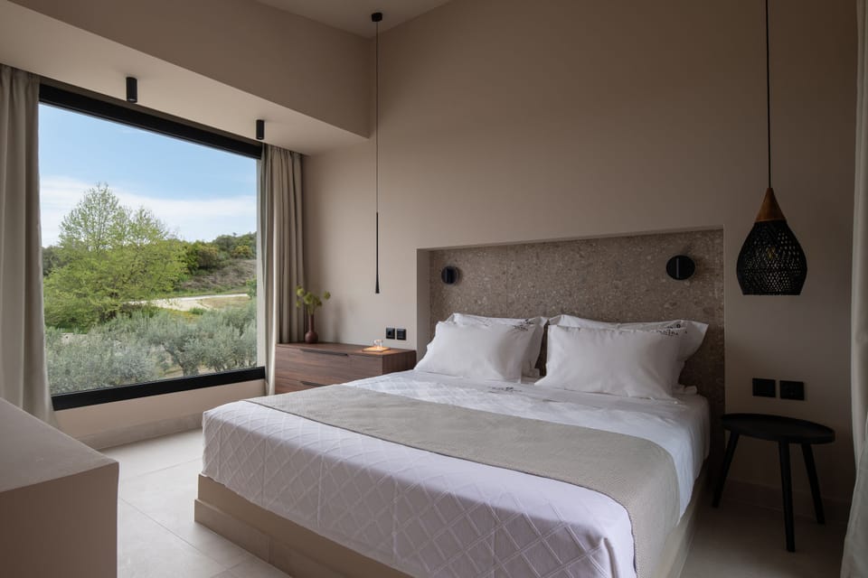 Suite, Hot Tub | 1 bedroom, in-room safe, blackout drapes, soundproofing