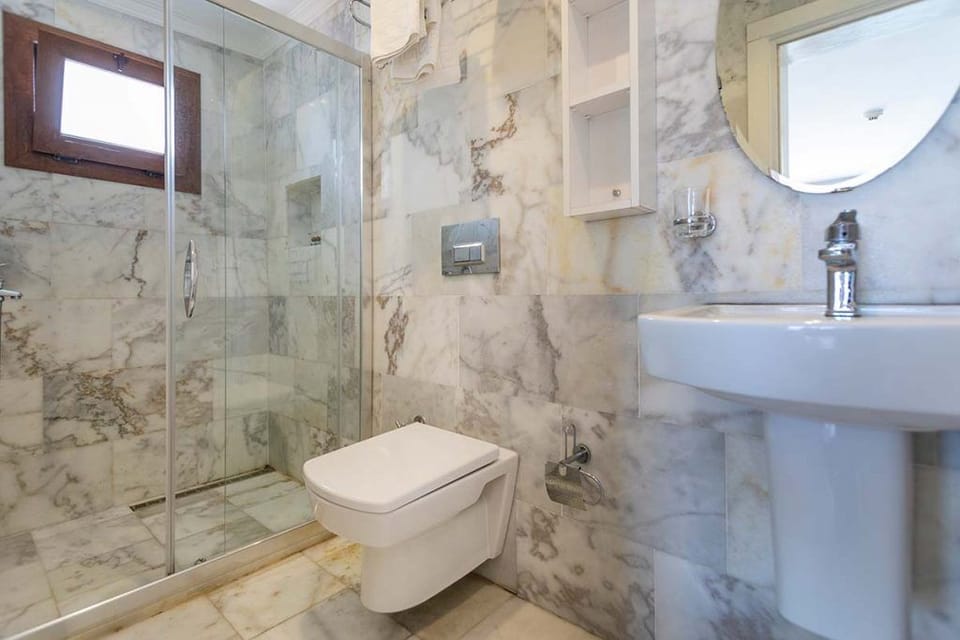 Hydromassage showerhead, slippers, towels