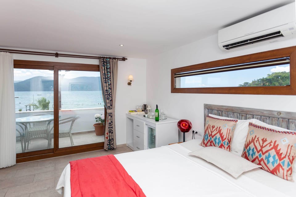 Deluxe Double Room, Sea View | Individually decorated, desk, laptop workspace, free WiFi