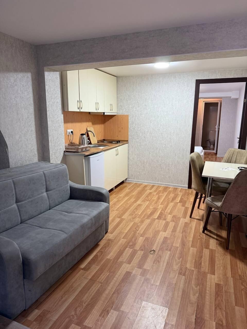 Basic Room | Living area | 22-inch flat-screen TV with digital channels