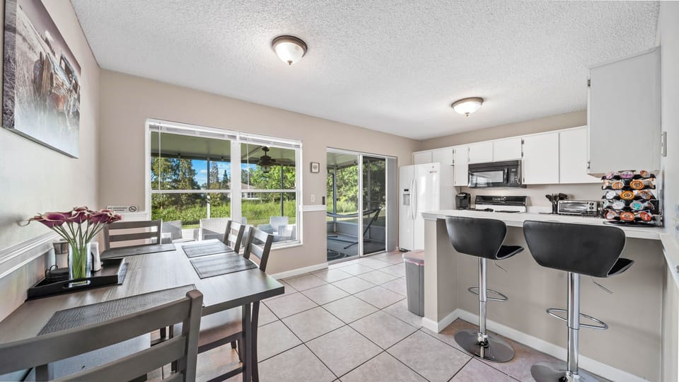 Kitchen w/Gas Range, Microwave, Panini Press, Magic Bullet, Keurig, Seats 8