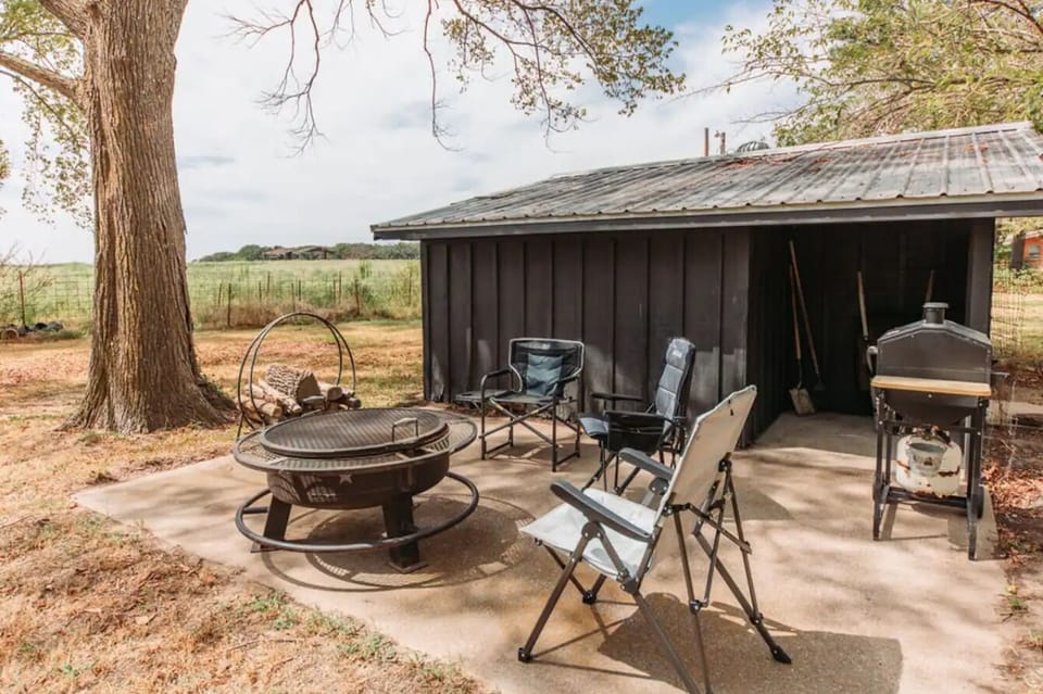 Enjoy a good BBQ while relaxing outside!
