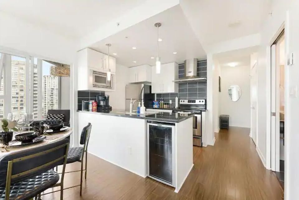 Open concept living room, kitchen, dinning room, solarium, patio, 2nd washroom