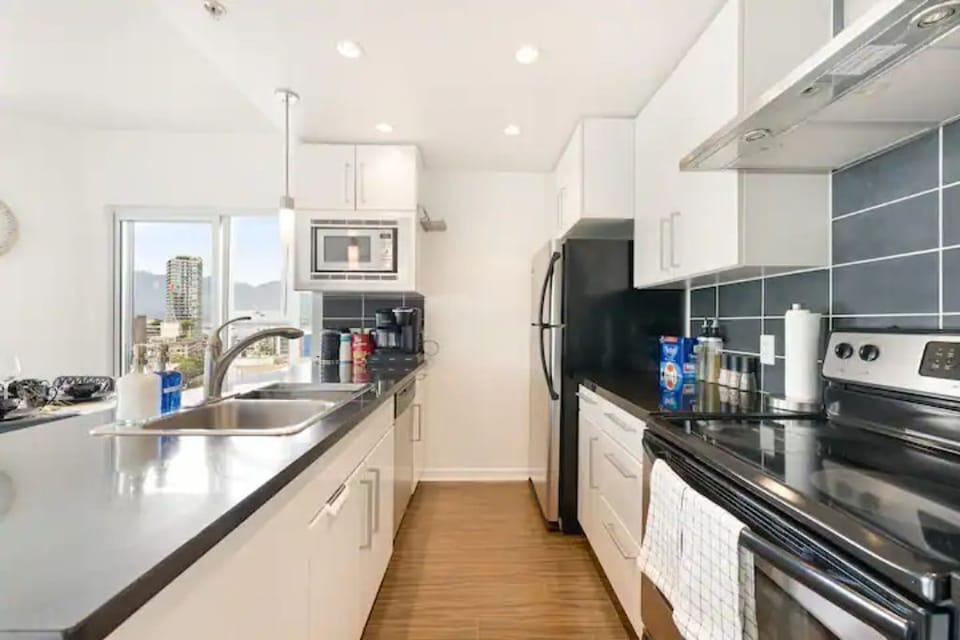 Open concept living room, kitchen, dinning room, solarium, patio, 2nd washroom