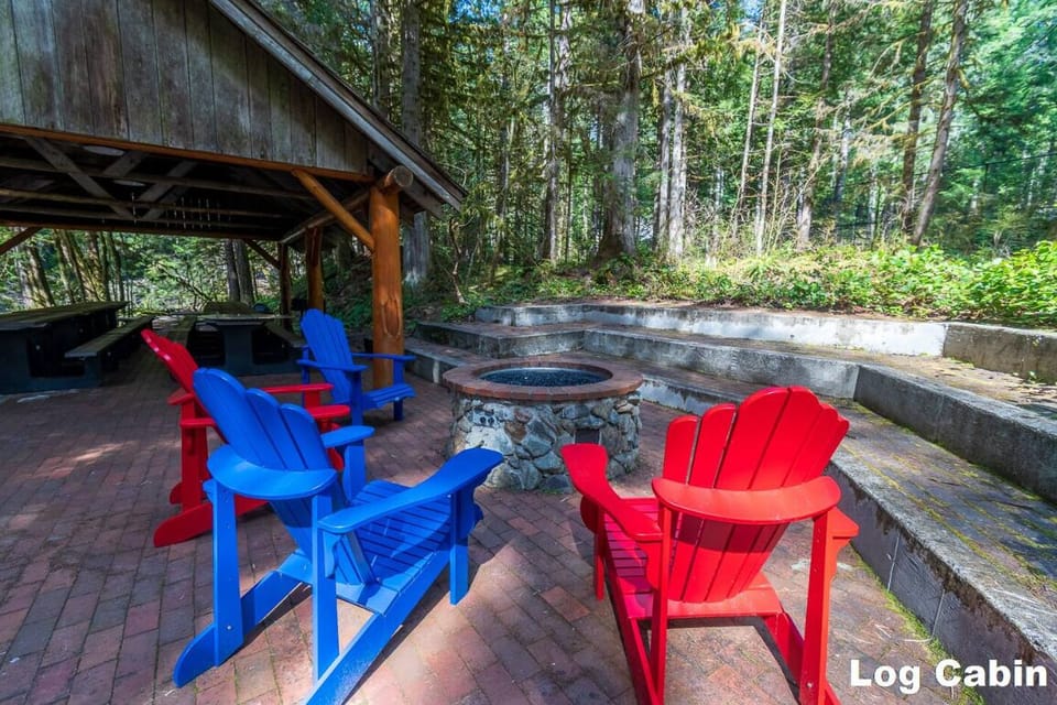 Firepit in Snowater Resort.