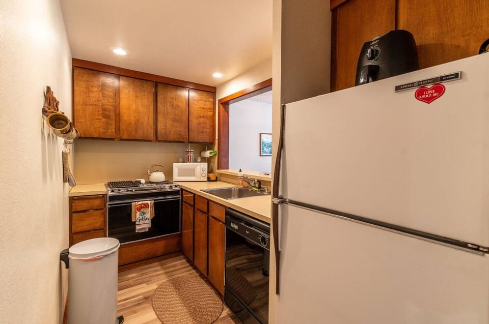 Full Kitchen.