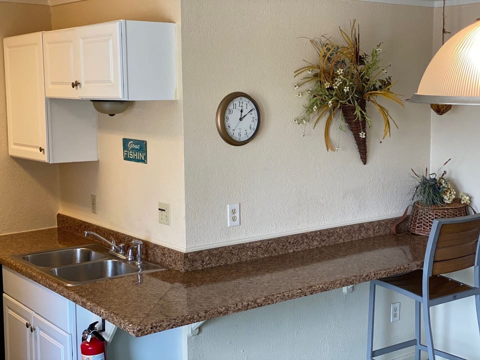 Plenty of counter space in kitchen/dining room area