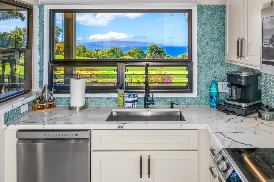Luxury Apartment | Private kitchen | Full-size fridge, microwave, oven, stovetop