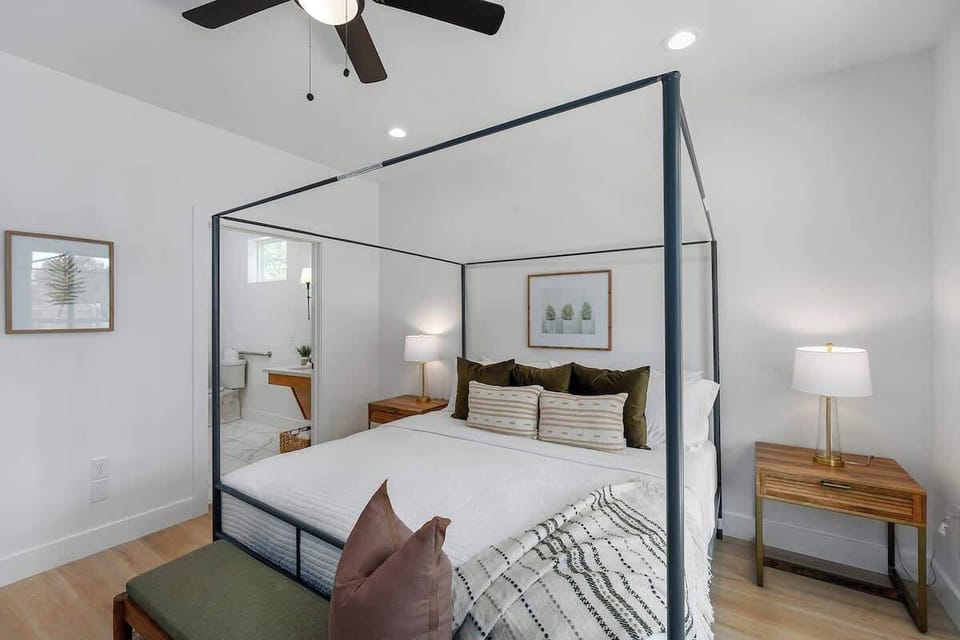 House, Multiple Beds, Hot Tub (306 W Travis Unit D) | 2 bedrooms, individually decorated, individually furnished, bed sheets