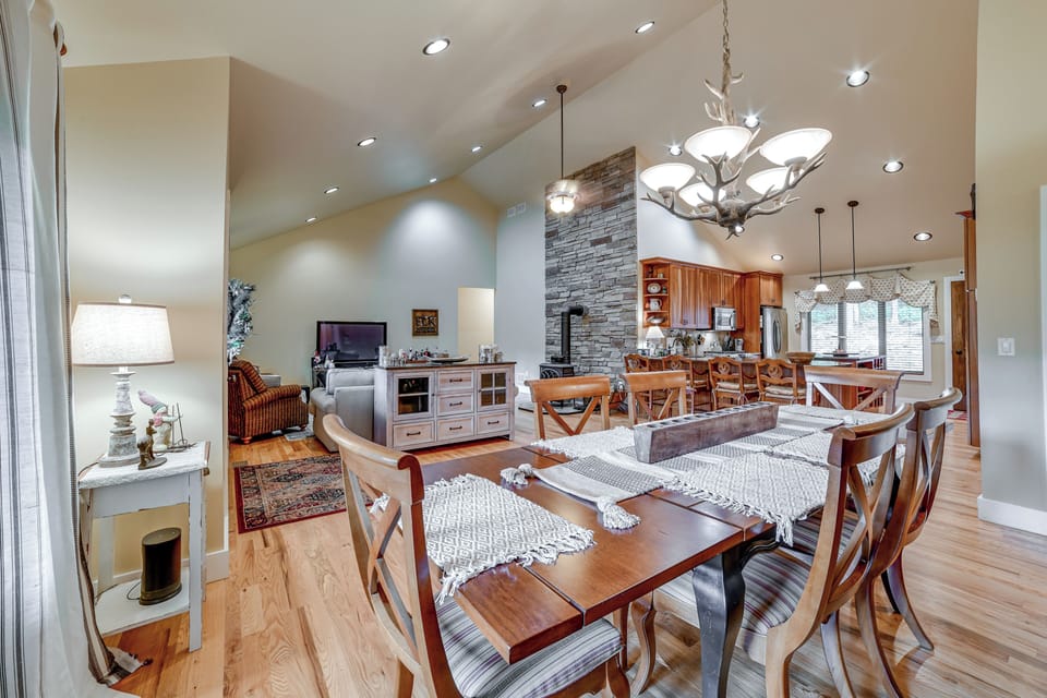 Dining Area | Free WiFi | Central A/C & Heating
