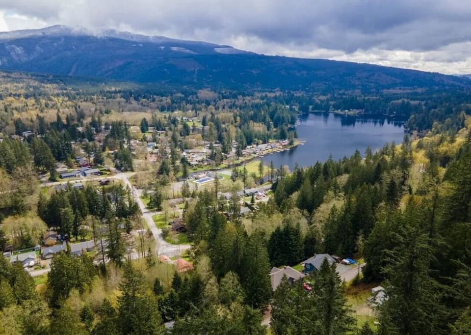 Aerial view of Cain Lake in Glenhaven.