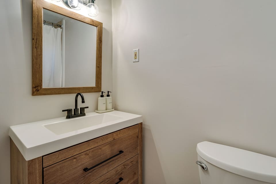 Full Bathroom | Complimentary Toiletries
