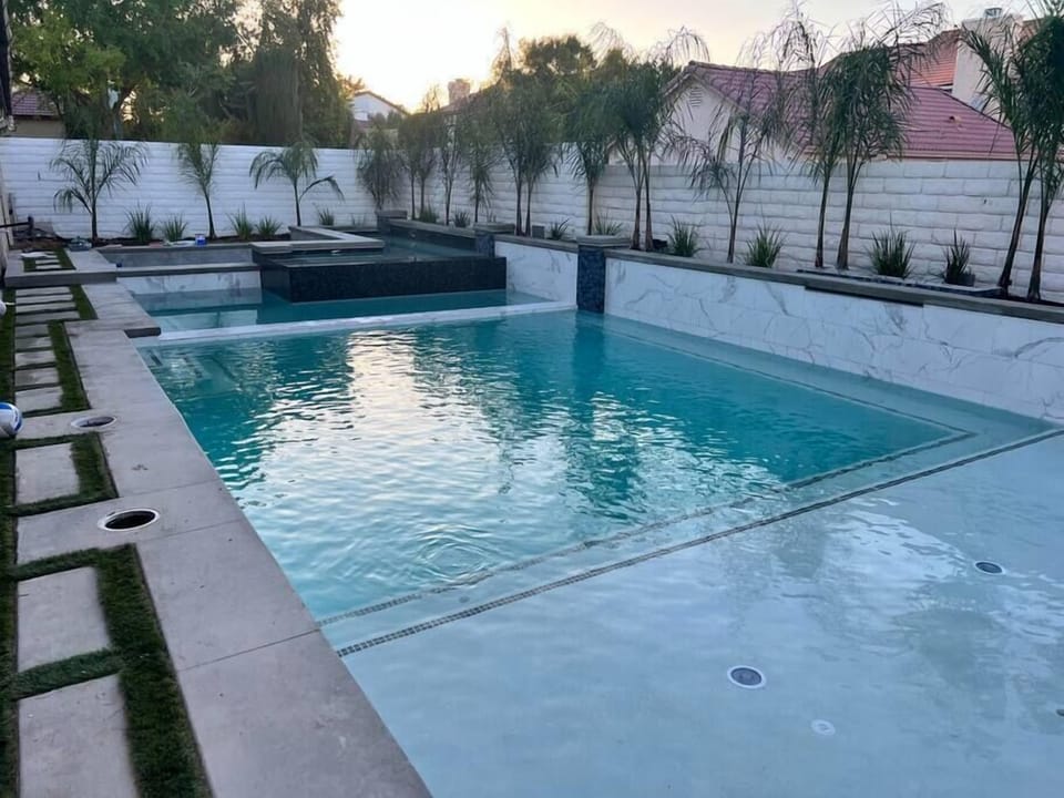 Resort Style Pool (3)
