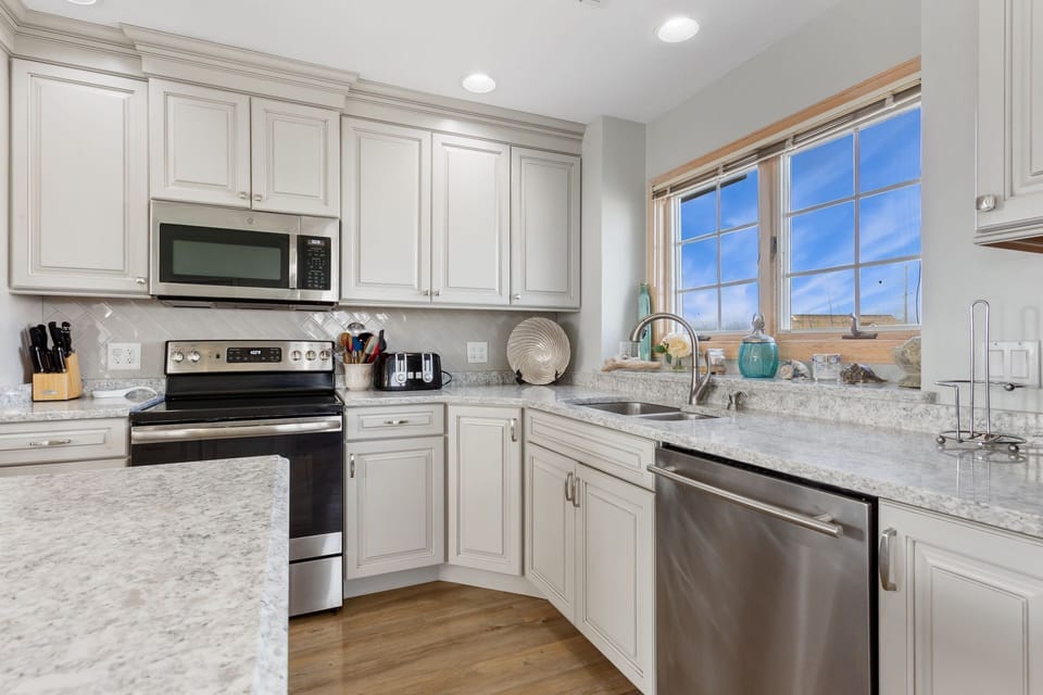 The well-equipped kitchen is ideal for whipping up a delicious home-cooked meal.