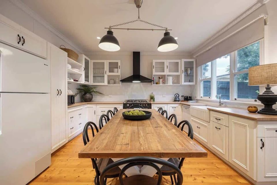 Fully equipped kitchen with indoor dining