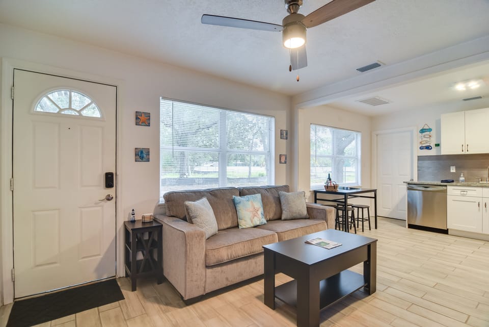 Entryway | Living Room | Sleeper Sofa | Free WiFi | Smart TV