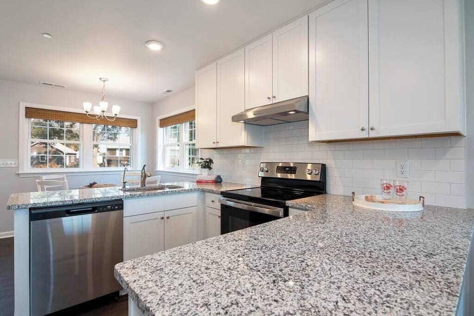 Fully equipped kitchen and dining area