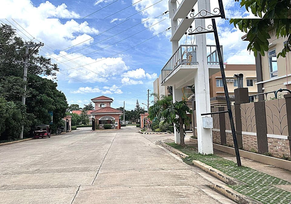 capture inside the community going to the exit gate