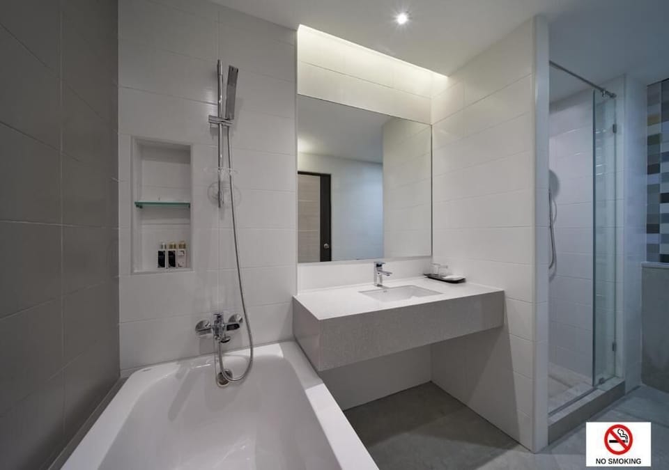 SUITE TOWER 2 | Bathroom | Hair dryer, towels
