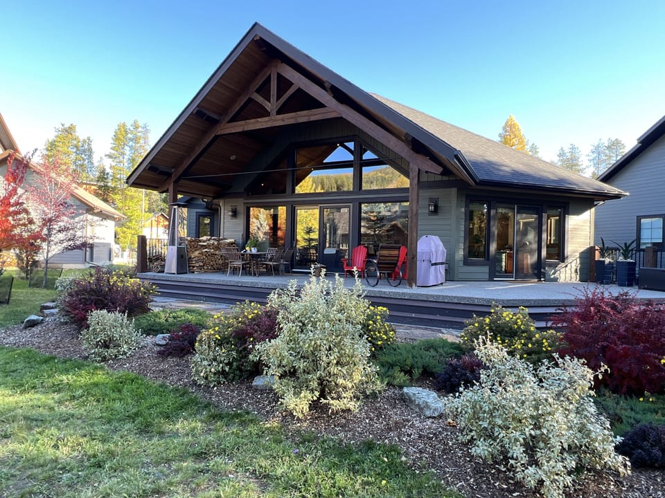 Alpine Elegance: Luxury 4-Bedroom Ski/Golf/Bike Home with Wheelchair Access