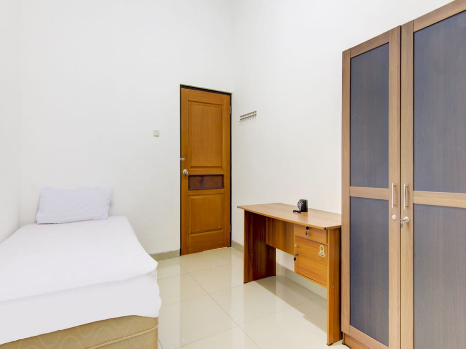 Deluxe Single Room | Laptop workspace, free WiFi, bed sheets