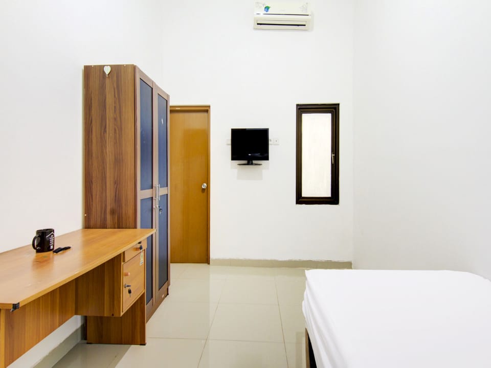 Deluxe Single Room | Laptop workspace, free WiFi, bed sheets