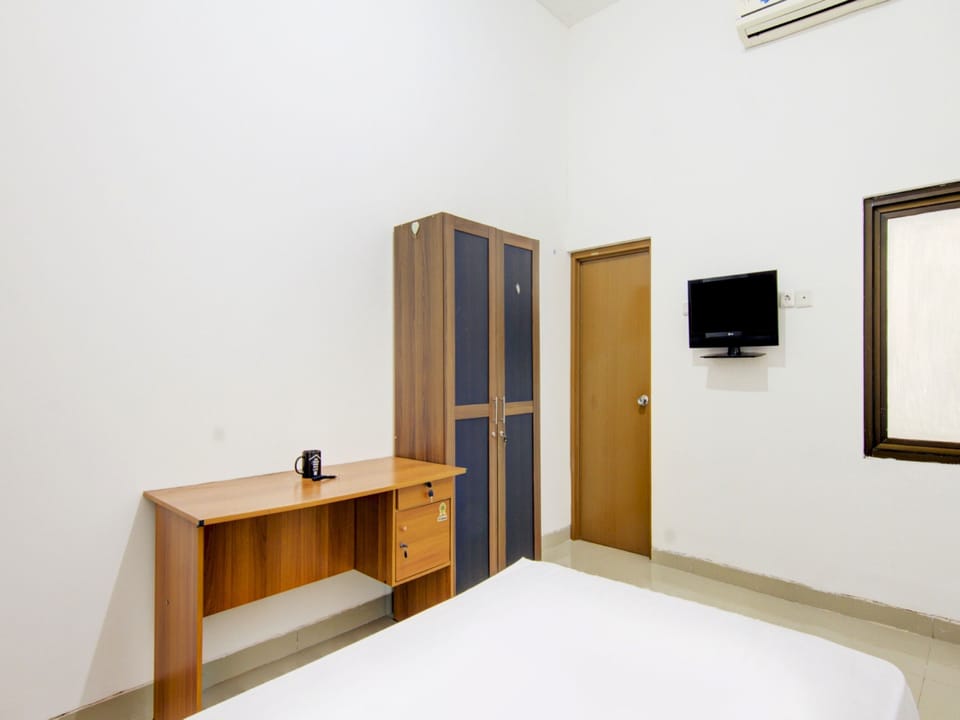 Deluxe Single Room | Laptop workspace, free WiFi, bed sheets