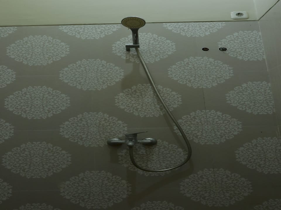 Deluxe Studio | Bathroom | Shower, towels