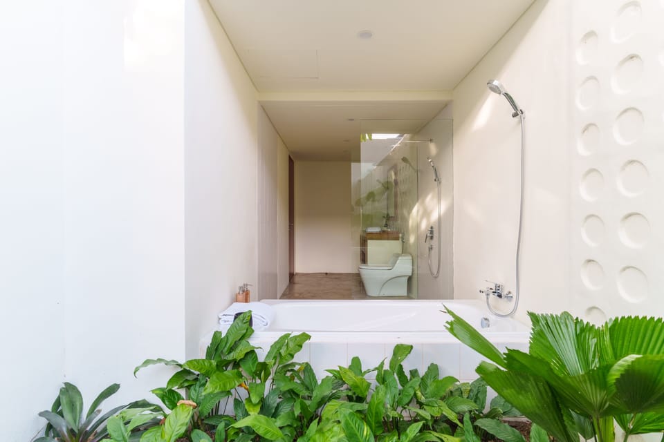 Club Suite | Bathroom | Free toiletries, slippers, towels