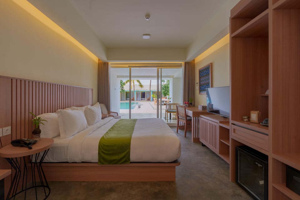 Junior Suite, 1 Queen Bed | 1 bedroom, desk, iron/ironing board (on request), WiFi (free)