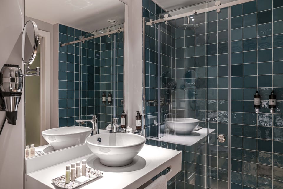 Shower, free toiletries, hair dryer, towels