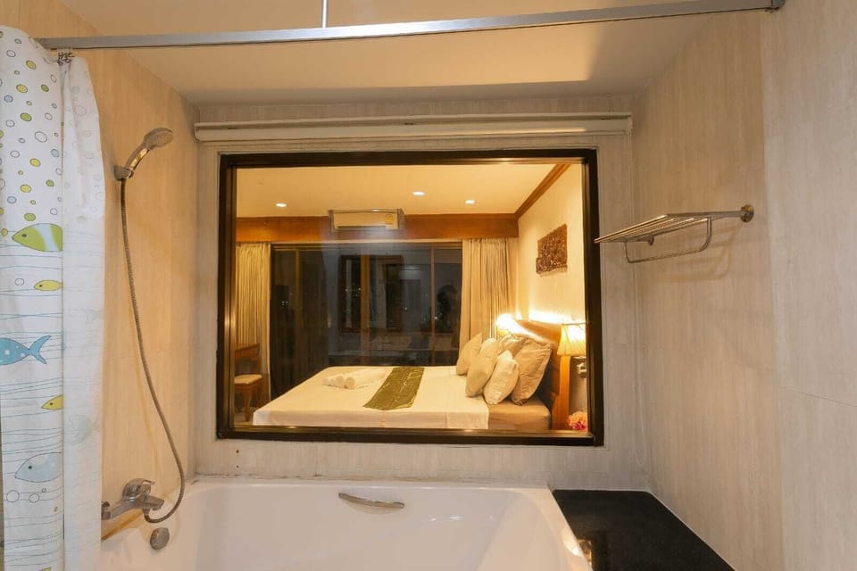 Standard Double or Twin Room | Bathroom | Free toiletries, bidet